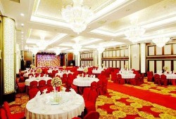 请问在石家庄世界大饭店办婚宴酒席每桌大概是多少钱？