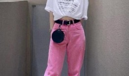 粉色牛仔裤，怎么搭配上衣？