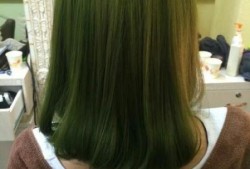 染发颜色绿色搭配哪个？