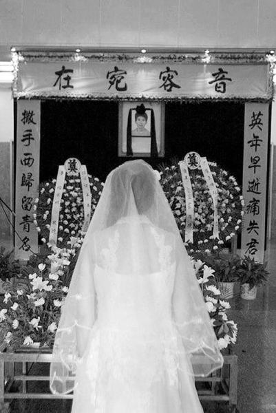杭州一婚礼现场被布置成白色像葬礼，新人不愿意进场，婚庆公司敷衍解释，这事你怎么看？