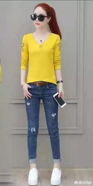 土黄色的上衣配什么颜色的裤子好看？